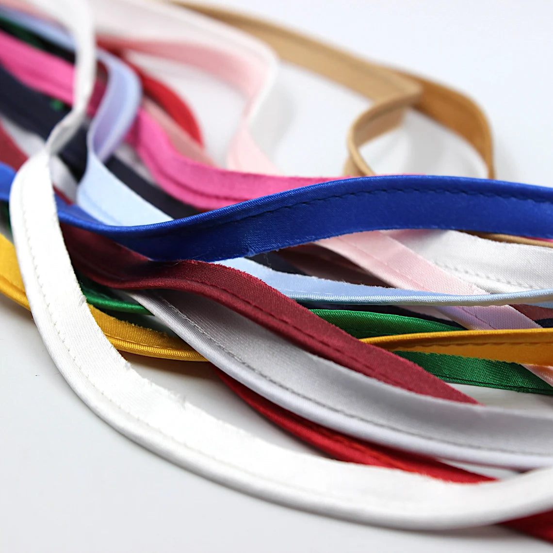  . **Dog muzzle is breathable**Piping Satin Bias